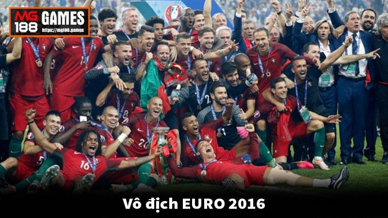 Ronaldo ăn mừng Vô địch EURO 2016 cùng tuyển Bồ Đào Nha